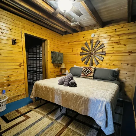 New Rustic Retreat, Firepit & Games, Hiking,Boating & Fishing near Lake Rathbun