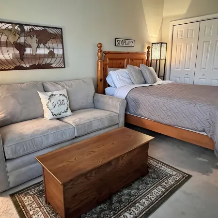 Steps to slopes at Bryce Resort! Family-sized condo with balcony and fireplace