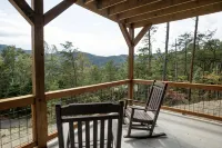 A Luxury Cabin with panoramic mountain views and 3 King Ensuites and Hot Tub! - 山景