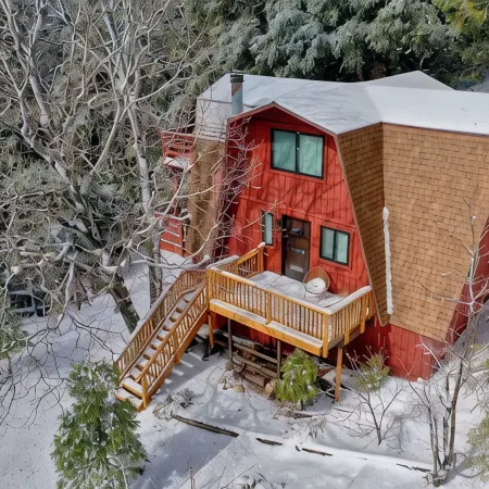 Hilltop 3-bedroom Retreat with Lake Views, AC, EV Charger at Lake Gregory