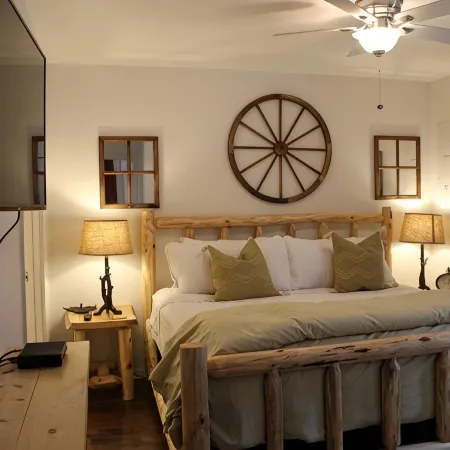 Relax in comfort at the Alpine Cottage 2 which is centrally located in Helen.