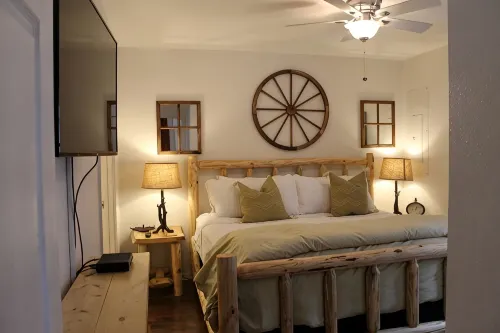 Relax in comfort at the Alpine Cottage 2 which is centrally located in Helen. - 3-Star
