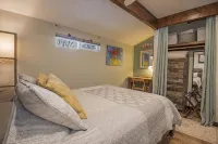 Blue Spruce Guesthouse - Walkable to river trail and downtown Bend - balcony