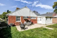 Modern 2Bdrm Westchester Home with brand-new out door HOT TUB - Homestays