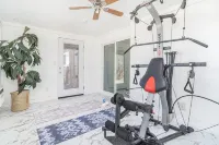 Oasis🌵in the❤️of Joshua Tree + Gym + Hot Tub + Tesla⚡️+ pond and waterfall - Gym