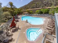 Yosemite View Lodge - parking