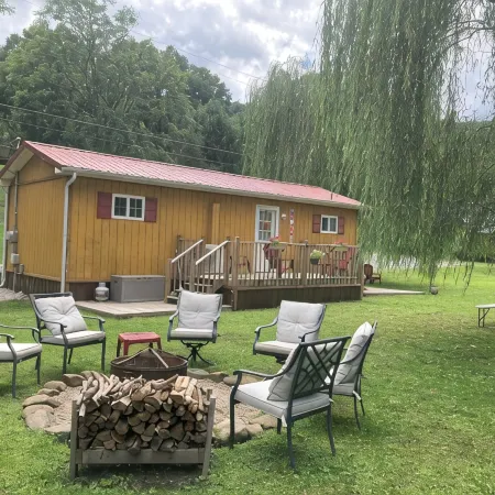 Charming 2-bedroom cabin uwith WiFi, AC in amazing McCarr