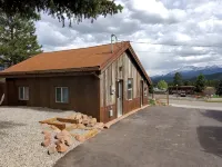 Pikes Peak Views: One Block to Downtown - Homestays