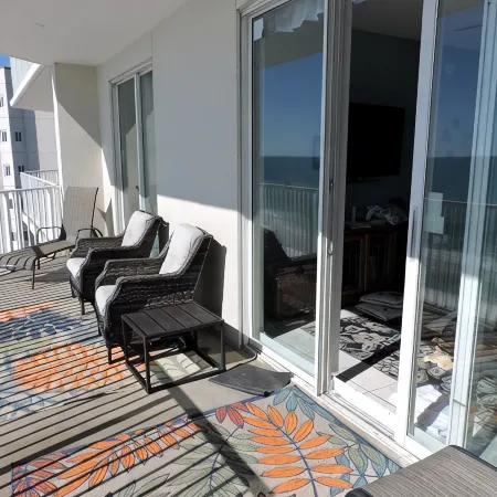 💍 Beachfront w/patio doors fam & bdrm w/rare private underground parking 😉