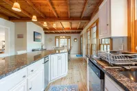 Spacious Getaway Close to Newport & Beaches - balcony