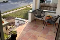 Dog Friendly Midtown Spanish Bungalow + EV charger - 3 ดาว