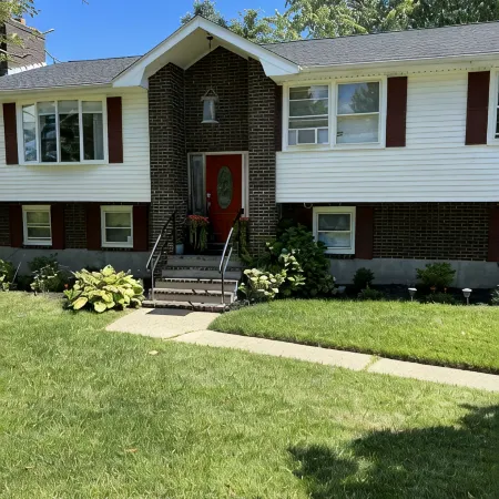 Beautiful and modern 3 Bedroom 2 full BR.