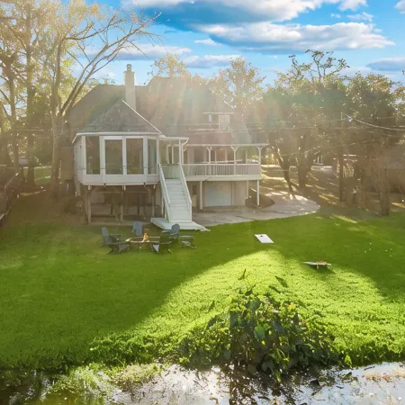 Woodlands Area Lakeview Retreat