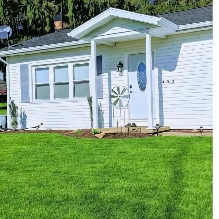 Cozy Comfort. Close to Town, But in Private, Quiet Area.