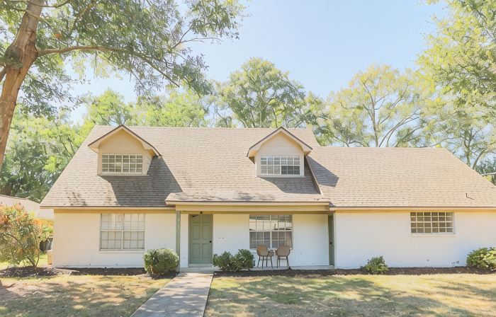 Less than 1 mile from downtown Fairhope!