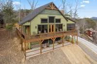 A Luxury Cabin with panoramic mountain views and 3 King Ensuites and Hot Tub! - 4-Star