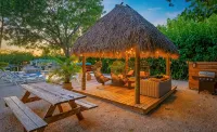 7 Bedroom with Dockage, Pool, Firepit, Paddle Boards & Kayaks - Boutique