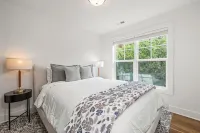 3 Bd 2.5 Bath Luxe Townhome w/ Garage in Downtown Lynchburg! - 4 stjerner