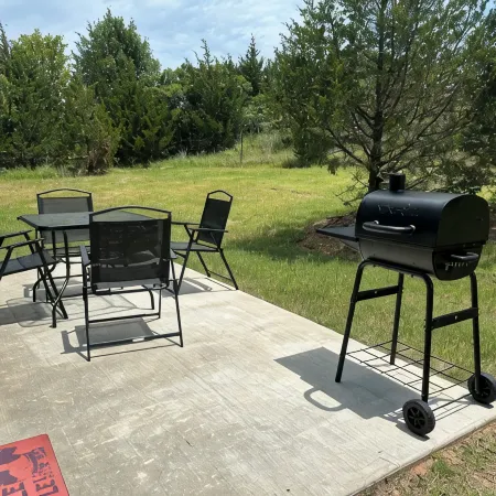 WhiteTail Cabin with Shuffleboard, Fireplace, WiFi, South of Norman