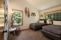 Cozy Cascade Cabin. Relaxing Hot Tub, Secluded, Spacious and Creek Nearby - 4-نجوم