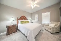 Right at Home-Uptown Place with gated yard and covered parking - Bungalows