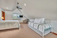 3-bedroom Cabin 13 in Bridges Bay, with on site eating and in/outdoor pool. - Wi-Fi
