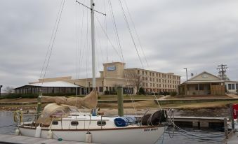 BridgePointe Hotel & Marina