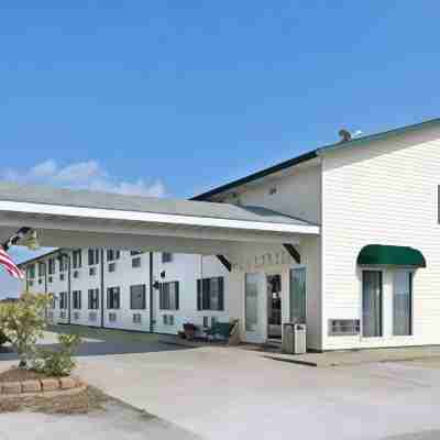 Super 8 by Wyndham Okawville Hotel Exterior