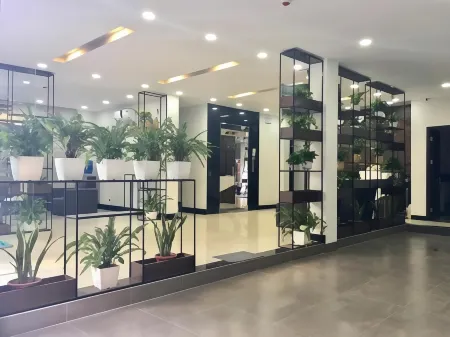 V House 6 Serviced Apartment Отели рядом с достопримечательностью «Hanoi University»