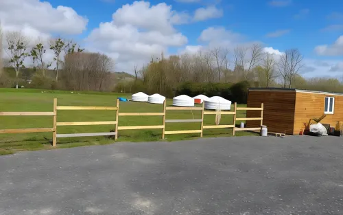 Camping les Insolites de la Baie Hotels in Incheville