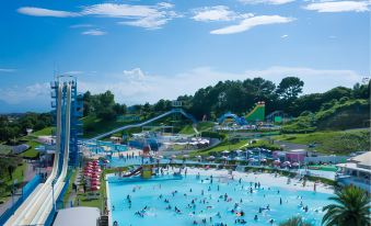 a large water park filled with people enjoying various water slides and attractions , under a blue sky at Hotel Verde