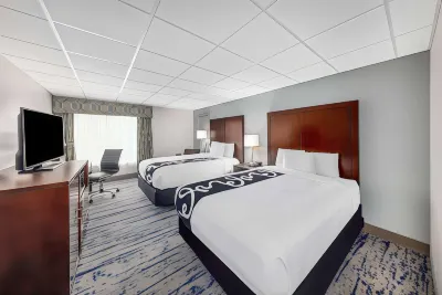 La Quinta Inn by Wyndham Lynnwood Hotels near DSW Designer Shoe Warehouse