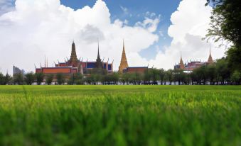 Phra Nakhon Poshtel