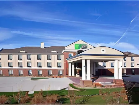 Holiday Inn Express & Suites East Lansing Отели рядом с достопримечательностью «Eli and Edythe Broad Art Museum»