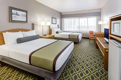 Days Inn & Suites by Wyndham Madison فنادق في Monona