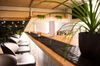卡那封Hospitality,貝斯特韋斯特SureStay精選飯店 - 酒吧