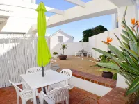 Small Bay Guest House - parking