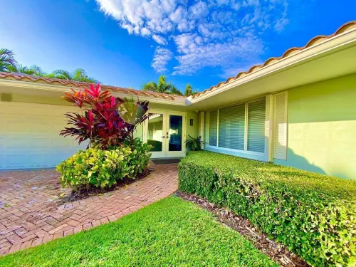 CASA COCONUT! Walk to the BEACH & Lauderdale-By-The-Sea! Resort Style Home!
