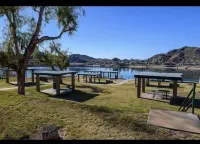 Spacious Riverhouse with private park/boat ramp