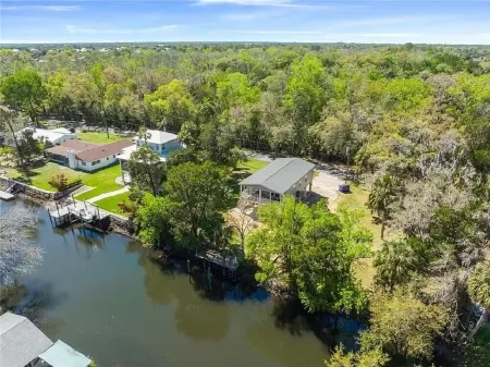 Waterfront home with dock and boat ramp Отели рядом с достопримечательностью «American Pro Diving Center-Swim With Manatees»