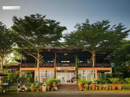 De Bua Valley Отели рядом с достопримечательностью «Wat Khao Phaeng Ma»