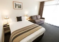 Shoreline Hotel