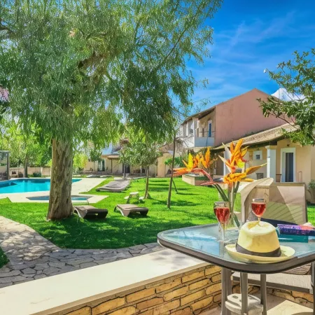 Folies  Corfu Hotel Apartments Отели рядом с достопримечательностью «Площадь Нтугкла»
