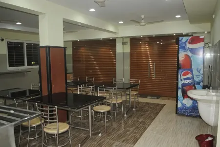 SSR Hotel Отели рядом с достопримечательностью «Sri Mukeshwara Swamy Temple, Sri Kalahasti»