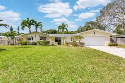 Newly renovated spacious 4BR home with pool & game room, 800m from the Beach