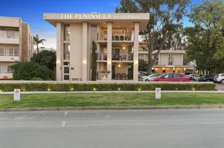 The Peninsula Riverside Serviced Apartments Отели рядом с достопримечательностью «Applecross Art»