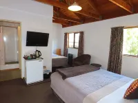 The Hobbit Motorlodge Hotels near Taranaki Falls