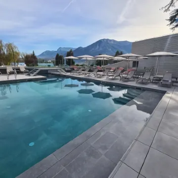 Le Pélican Hotels near Jardins de l'Europe