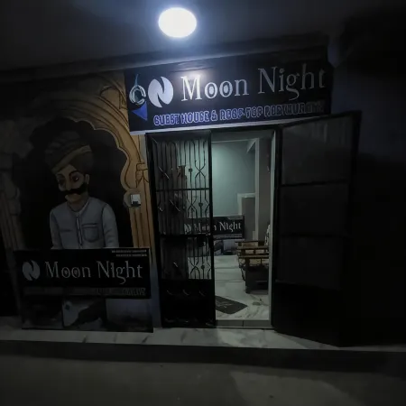 Moon Night Guest House Отели рядом с достопримечательностью «Башня с часами Ghanta Ghar»