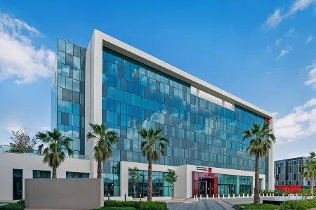 Radisson Red Hotel, Dubai Silicon Oasis Отели рядом с достопримечательностью «Apricot Tower»